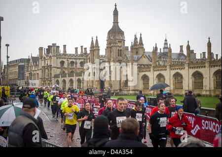 Cambridge, Regno Unito. 10 marzo, 2013. Guide di scorrimento in competizione nella seconda Cambridge mezza maratona di oggi che è iniziato in condizioni wintery. Foto Stock