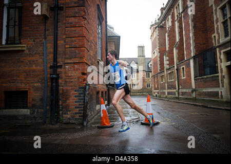 Cambridge, Regno Unito. 10 marzo, 2013. Guide di scorrimento in competizione nella seconda Cambridge mezza maratona di oggi che è iniziato in condizioni wintery. Foto Stock