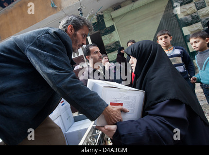 Aleppo, Siria: persone distribuire15kg box di aiuti alimentari alle persone bisognose Bustan Al Qasr sezione di Aleppo, Siria Foto Stock