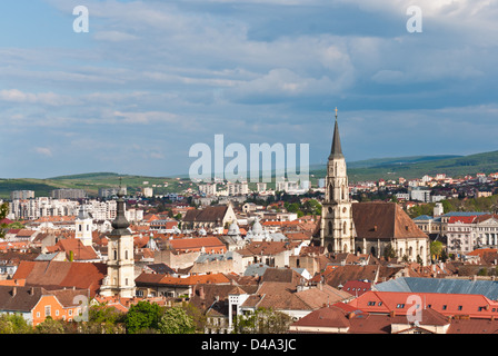 Cluj-Napoca, Transilvania, Romania: vista aerea con la Chiesa di St. Michael a torre, la più grande in stile gotico chiesa Foto Stock