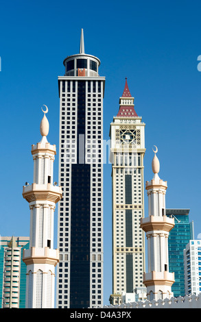 Dettaglio di contrasto tra i minareti della Moschea e moderni grattacieli di Dubai Regno emirato Arabo Foto Stock