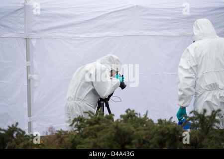 Grays, Essex. 10 marzo, 2013. La polizia appello per testimoni dopo 35 anni di sesso maschile è stato aggredito nelle prime ore di questa mattina a Grays, Essex. Egli è morto più tardi delle sue ferite in Queens Hospital a Romford. Scene del delitto ufficiali frequentare la scena per raccogliere prove forensi. Foto Stock