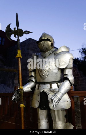 Rodi. La Grecia. Cavalieri medievali armour all'interno della vecchia città murata di Rodi. Foto Stock