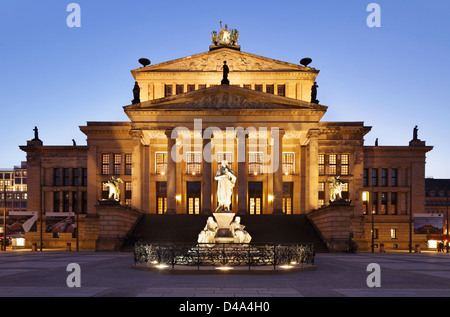 Berlino, Germania, la Konzerthaus am Gendarmenmarkt nel crepuscolo Foto Stock