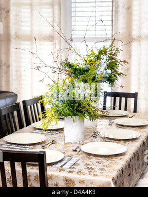 Tavolo da pranzo decorato per il Natale con otto le regolazioni del posto e evergreen centrotavola Foto Stock