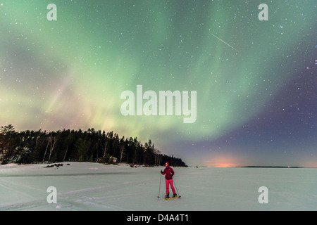 Aurora Boreale (Northern Light) sul mare ghiacciato vicino a Lulea Lapponia Svezia Scandinavia Foto Stock