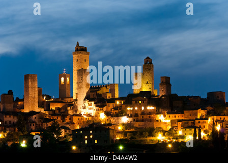 Vista notturna della antica città di San Gimignano, Toscana, Italia Foto Stock