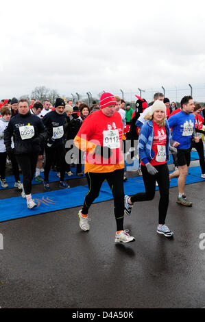 Donington Park, Derbyshire, Regno Unito. 10 Marzo 2013.Un nuovo evento sportivo per celebrare la vita di Brian Clough e Peter Taylor che hanno raggiunto il grande stato calcistico con il Nottingham Forest e Derby County negli anni settanta e ottanta. Durante la salita anche fondi per una buona causa.Il 10k run ha avuto luogo a Donington Park Race Track in un freddo giorno di marzo. Foto Stock