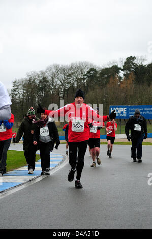 Donington Park, Derbyshire, Regno Unito. 10 Marzo 2013.Un nuovo evento sportivo per celebrare la vita di Brian Clough e Peter Taylor che hanno raggiunto il grande stato calcistico con il Nottingham Forest e Derby County negli anni settanta e ottanta. Durante la salita anche fondi per una buona causa.Il 10k run ha avuto luogo a Donington Park Race Track in un freddo giorno di marzo. Foto Stock