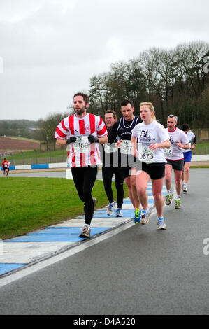 Donington Park, Derbyshire, Regno Unito. 10 Marzo 2013.Un nuovo evento sportivo per celebrare la vita di Brian Clough e Peter Taylor che hanno raggiunto il grande stato calcistico con il Nottingham Forest e Derby County negli anni settanta e ottanta. Durante la salita anche fondi per una buona causa.Il 10k run ha avuto luogo a Donington Park Race Track in un freddo giorno di marzo. Foto Stock