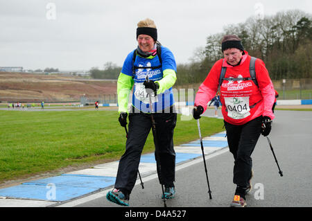 Donington Park, Derbyshire, Regno Unito. 10 Marzo 2013.Un nuovo evento sportivo per celebrare la vita di Brian Clough e Peter Taylor che hanno raggiunto il grande stato calcistico con il Nottingham Forest e Derby County negli anni settanta e ottanta. Durante la salita anche fondi per una buona causa.Il 10k run ha avuto luogo a Donington Park Race Track in un freddo giorno di marzo. Foto Stock