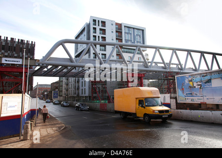 Costruzione di un nuovo ponte sulla strada della regina, Nottingham per l'estensione del Nottingham Express tram in transito. Foto Stock