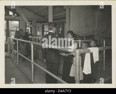 Gli immigrati sottoposte ad esami medici. Foto Stock