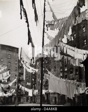 Una fotografia del 1936 della prima casa modello a New York sulla 72nd Street, in seguito al Tenement House Act del 1879, che mostra miglioramenti nelle condizioni abitative per la classe operaia. Foto Stock