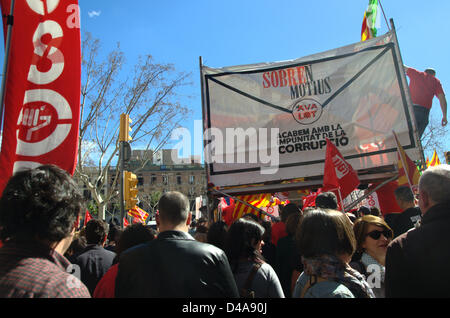 Barcellona (Spagna), 10 marzo 2013. Protesta contro lo spagnolo e il governo catalano benessere tagli dovuti alla crisi economica e l' imposizione di austerità come rimedio per risolvere la crisi. USOC scambi di manodopera. Foto Stock