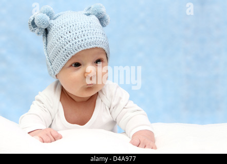 Bellissimo bambino in maglia blu hat Foto Stock