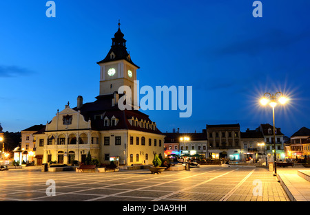 Brasov Piazza del Consiglio, il centro storico della città, vista crepuscolo, Transilvania, Romania Foto Stock