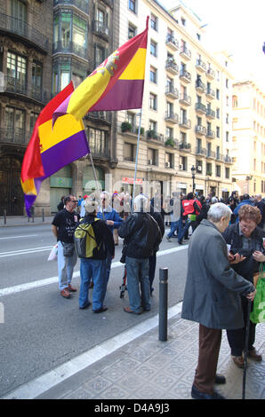 Barcellona (Spagna), 10 marzo 2013. Protesta contro lo spagnolo e il governo catalano benessere tagli dovuti alla crisi economica e l' imposizione di austerità come rimedio per risolvere la crisi. Il repubblicano spagnolo bandiere. Foto Stock