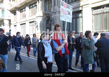 Barcellona (Spagna), 10 marzo 2013. Protesta contro lo spagnolo e il governo catalano benessere tagli dovuti alla crisi economica e l' imposizione di austerità come rimedio per risolvere la crisi. Austerità uccide il segno. Foto Stock