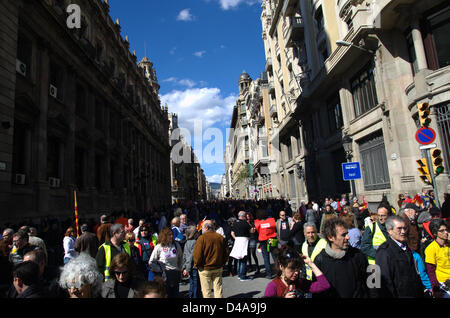 Barcellona (Spagna), 10 marzo 2013. Protesta contro lo spagnolo e il governo catalano benessere tagli dovuti alla crisi economica e l' imposizione di austerità come rimedio per risolvere la crisi. Foto Stock