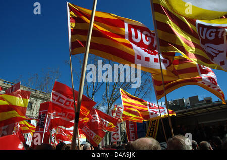 Barcellona (Spagna), 10 marzo 2013. Protesta contro lo spagnolo e il governo catalano benessere tagli dovuti alla crisi economica e l' imposizione di austerità come rimedio per risolvere la crisi. UGT e CCOO manodopera bandiere del commercio. Foto Stock