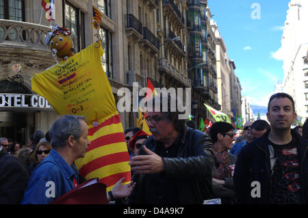 Barcellona (Spagna), 10 marzo 2013. Protesta contro lo spagnolo e il governo catalano benessere tagli dovuti alla crisi economica e l' imposizione di austerità come rimedio per risolvere la crisi. Esquerra Republicana de Catalunya (ERC) partito politico con Joan Tardà, vice nel Congresso spagnolo Foto Stock