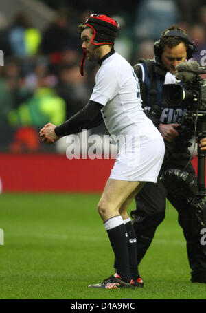 JACK WHITEHALL DI PERDERE LA SUA 3RD KICK IN CELEB RIGORI INGHILTERRA V ITALIA. RBS 6 Nazioni campionato Twickenham Stadium LO Foto Stock