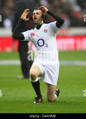 JACK WHITEHALL DI PERDERE LA SUA 3RD KICK IN CELEB RIGORI INGHILTERRA V ITALIA. RBS 6 Nazioni campionato Twickenham Stadium LO Foto Stock