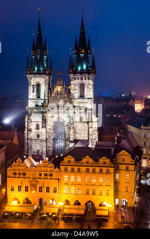 Uno dei simboli di Praga, la Chiesa di Nostra Signora di Tyn, con facciata gotica e 80 metri torri Foto Stock