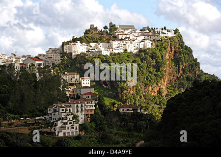 Il ben noto villaggio bianco di Casares in Andalusia Foto Stock