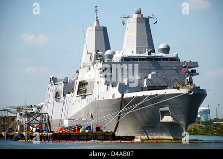 La USS San Antonio (LPD 17), un trasporto anfibio nave dock, subisce le riparazioni a Portsmouth, Virginia, cantiere navale. Foto Stock