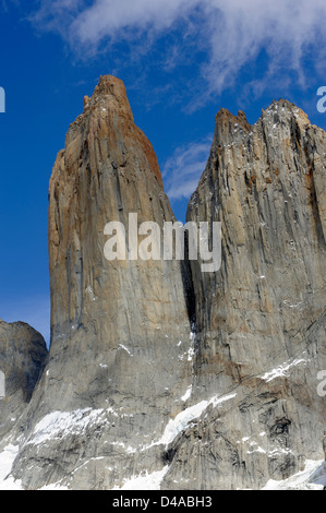 Il granito guglie di Torres del Paine da ovest guardando attraverso il ghiacciaio di Torres Foto Stock