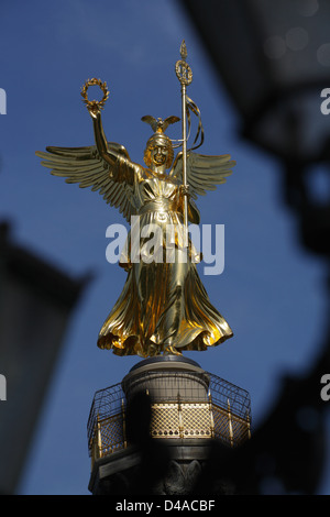 Berlino, Germania, la nuova Victoria dorato sulla colonna della vittoria Foto Stock