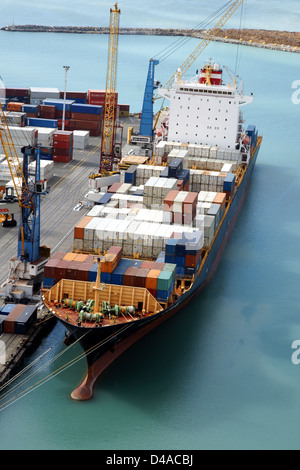 La nave portacontainer Kota Lukis essendo caricati nel porto di Napier in Nuova Zelanda Foto Stock