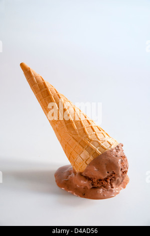 Cono di gelato al cioccolato capovolto. Foto Stock