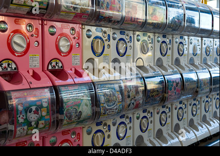 Una fila di 'gachapon,' o toy-in-un-capsule distributori automatici, popolare con i bambini e gli adolescenti in Giappone. Foto Stock