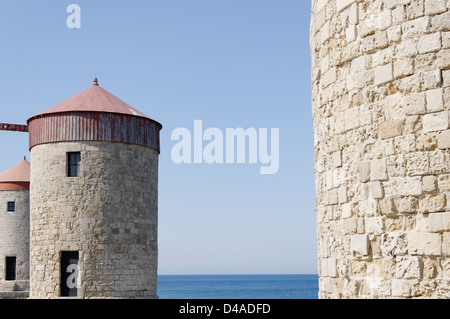 Rodi. La Grecia. Mulini a vento medievale situato su un promontorio che si affaccia sul porto di Mandraki nella città di Rodi Foto Stock