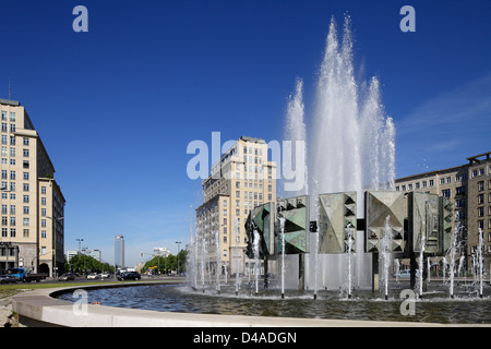 Berlino, Germania, le fontane e i due corpi di guardia sul Strausbergerplatz Foto Stock