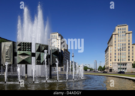 Berlino, Germania, le fontane e i due corpi di guardia sul Strausbergerplatz Foto Stock