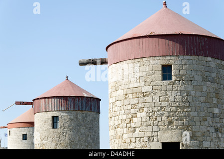 Rodi. La Grecia. Mulini a vento medievale situato su un promontorio che si affaccia sul porto di Mandraki nella città di Rodi Foto Stock