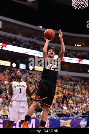 Marzo 10, 2013 - Dallas, TX, Stati Uniti d'America - 10 Marzo 2013..Oklahoma State guard Brittney Martin #22 durante grandi 12 donne Campionato di basket semifinale partita a American Airline Center a Dallas, TX. Baylor sconfitta Oklahoma State 77-69 per avanzare alla finale. Foto Stock