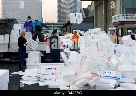 Ordinamento dei lavoratori attraverso una montagna di bianco in plastica in polistirolo espanso cartoni appena fuori Tsukiji Commercio all'ingrosso Mercato del Pesce di Tokyo. Foto Stock