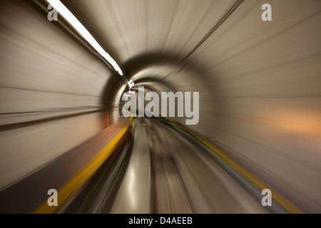 Attraversando il tunnel sotterraneo Foto Stock