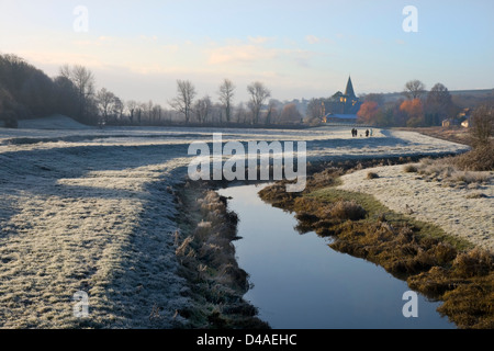 Alfriston village si vede dalle sponde del fiume Cuckmere su un gelido mattino, con la Chiesa a Alfriston nella distanza. Foto Stock