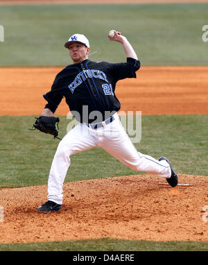 Marzo 10, 2013 - Lexington, KY, Stati Uniti d'America - REGNO UNITO il motorino di avviamento e il lanciatore vincente, Cory Littrell si accamparono nella parte superiore della terza inning come l'Università di Kentucky squadra di baseball giocato Michigan State a Cliff Hagan Stadium in Lexington, KY., domenica 10 marzo, 2013. Regno Unito ha vinto 3-1 nel gioco finale di un 3 gioco serie di fine settimana. Regno Unito ha vinto la serie 2-1. Foto di Charles Bertram | Personale. (Credito Immagine: © Lexington Herald-Leader/ZUMAPRESS.com) Foto Stock