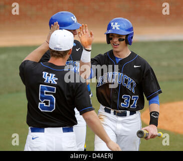 Marzo 10, 2013 - Lexington, KY, Stati Uniti d'America - UK Kyle Barrett si è congratulato dopo il punteggio sul J.T. Riddle's RBI single in fondo della quinta inning come l'Università di Kentucky squadra di baseball giocato Michigan State a Cliff Hagan Stadium in Lexington, KY., domenica 10 marzo, 2013. Regno Unito ha vinto 3-1 nel gioco finale di un 3 gioco serie di fine settimana. Regno Unito ha vinto la serie 2-1. Foto di Charles Bertram | Personale. (Credito Immagine: © Lexington Herald-Leader/ZUMAPRESS.com) Foto Stock