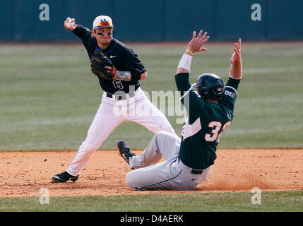 Marzo 10, 2013 - Lexington, KY, Stati Uniti d'America - REGNO UNITO shorstop Matt Reida evitato la slitta dalla Michigan's 32- Joel Fisher come egli gettò per primo a completare un doppio gioco nella parte superiore del nono inning come come l'Università di Kentucky squadra di baseball giocato Michigan State a Cliff Hagan Stadium in Lexington, KY., domenica 10 marzo, 2013. Regno Unito ha vinto 3-1 nel gioco finale di un 3 gioco serie di fine settimana. Regno Unito ha vinto la serie 2-1. Foto di Charles Bertram | Personale. (Credito Immagine: © Lexington Herald-Leader/ZUMAPRESS.com) Foto Stock