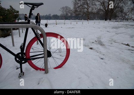 Snowy 'Peckham Rye Park' nel sud est di Londra Foto Stock