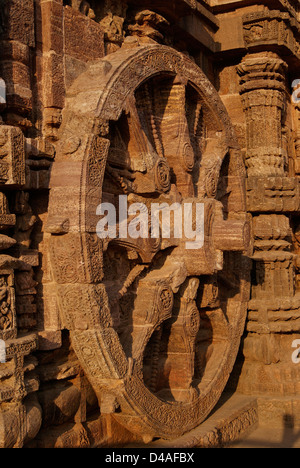 Carro ruota scolpita in pietra del XIII secolo Scultura su Konark Sun Temple (Sito UNESCO) India.ruota di Konark assomigliano a Sun di carri Foto Stock