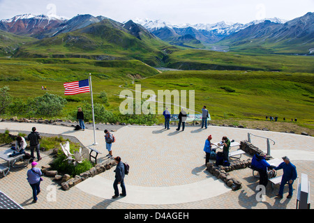 Parco i visitatori e vista sud dell'Alaska Range, Eielson Visitor Center, Denali National Park & Preserve, Alaska, STATI UNITI D'AMERICA Foto Stock